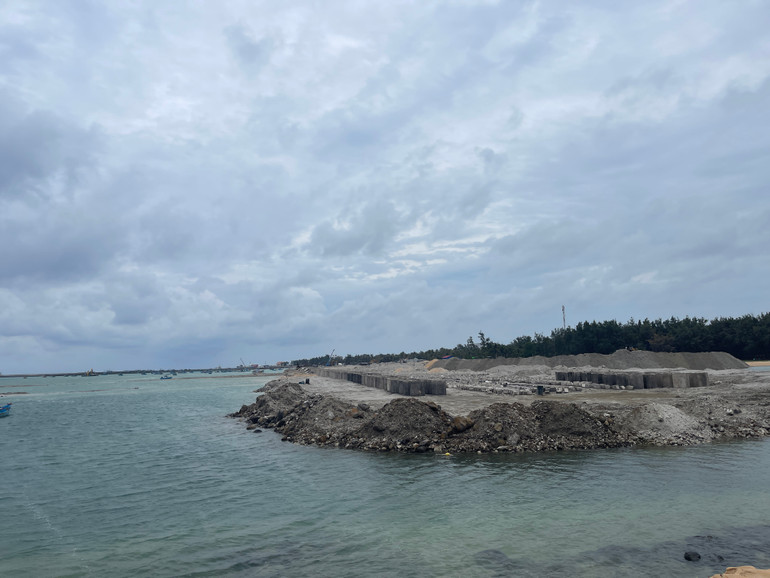 Công trình nằm trong âu nên thuận lợi cho việc thi công.