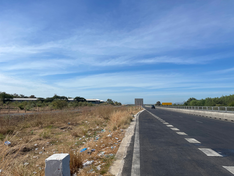 Cao tốc Vĩnh Hảo-Phan Thiết có rất nhiều rác thải sinh hoạt
