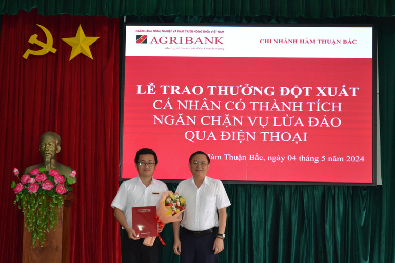 Giám đốc Ngân hàng Ngân hàng Agribank tỉnh Bình Thuận Nguyễn Hữu Câu trao thưởng cho cán bộ.