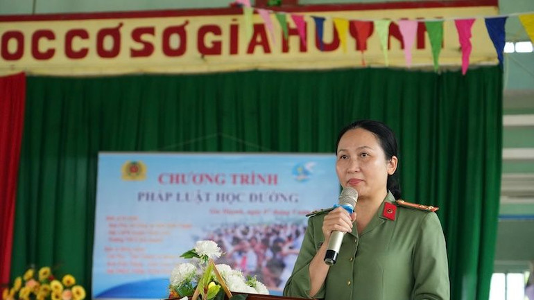 Thượng tá Nguyễn Thị Hương, Trưởng ban Phụ nữ Công an tỉnh phát biểu.