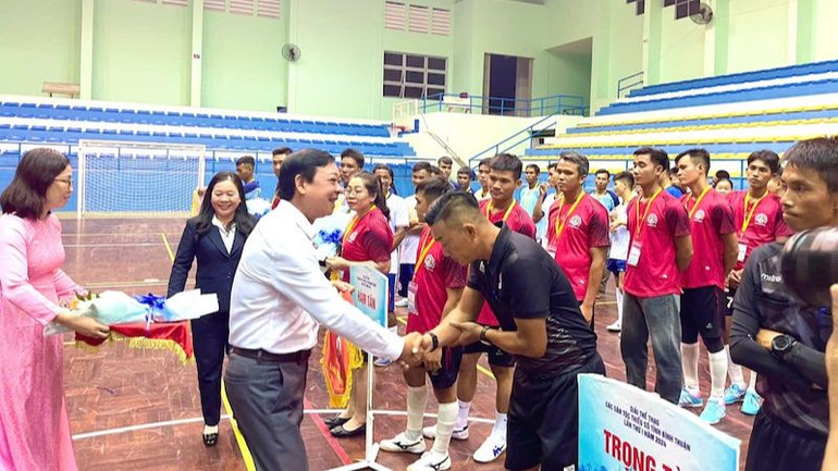 Trao tặng hoa cho các trọng tài.