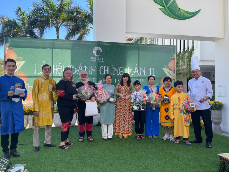 Ban tổ chức trao giải cho thí sinh gói bánh chưng đẹp nhất.