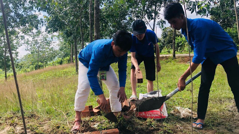 Các tình nguyện viên đang xây dựng bức tường