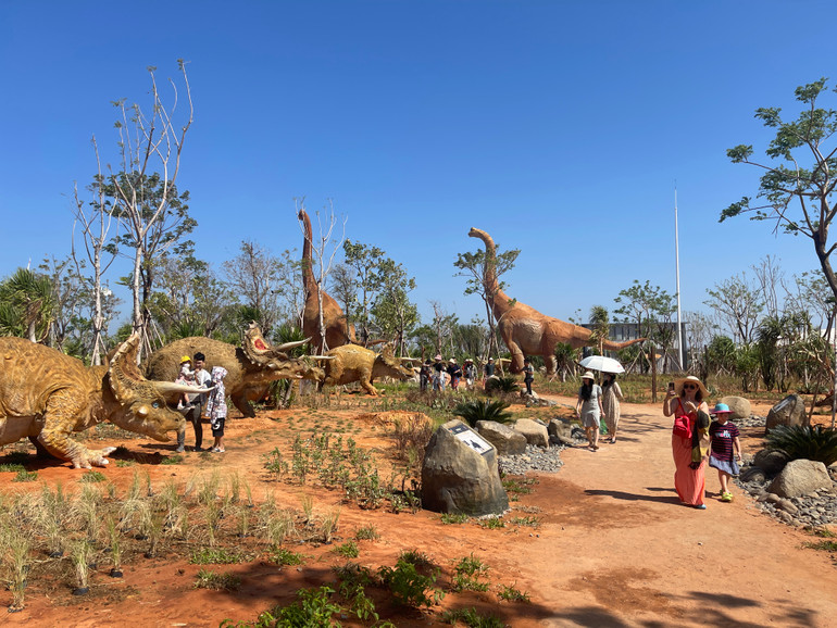 Du khách tham quan công viên khủng long tại NovaWorld