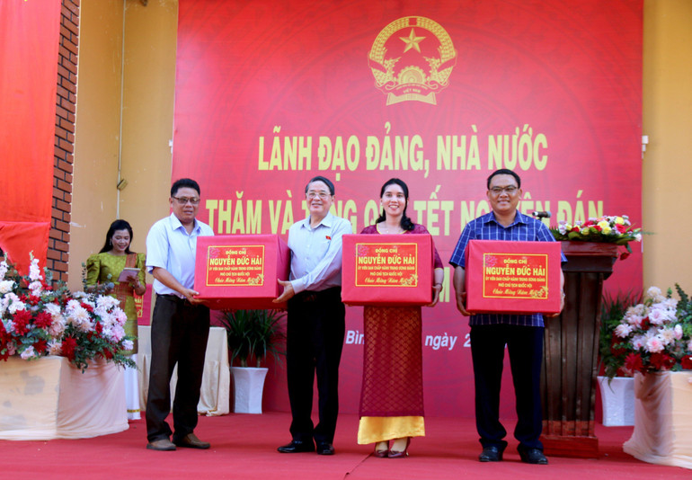 Phó Chủ tịch Quốc hội Nguyễn Đức Hải tặng quà cho xã thuần đồng bào dân tộc thiểu số tại huyện Bắc Bình.