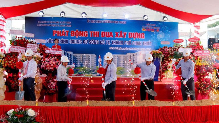 Đồng chí Phan Văn Đăng, Phó Chủ tịch Thường trực Ủy ban nhân dân tỉnh Bình Thuận (đứng giữa) động thổ công trình