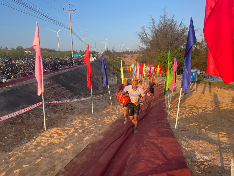 Các vận động viên vừa mới hoàn thành phần thi bơi