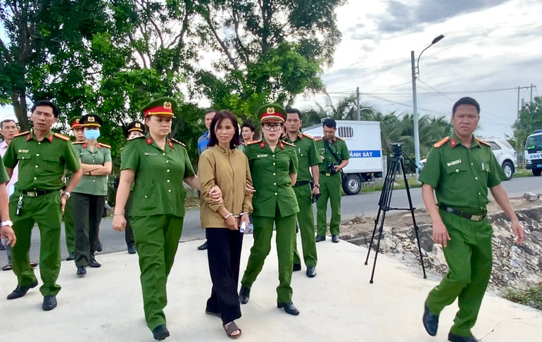 Công an khám xét nhà các bị can trong vụ người phụ nữ tố gia đình nhà chồng cũ đánh, giam giữ trong nhà.