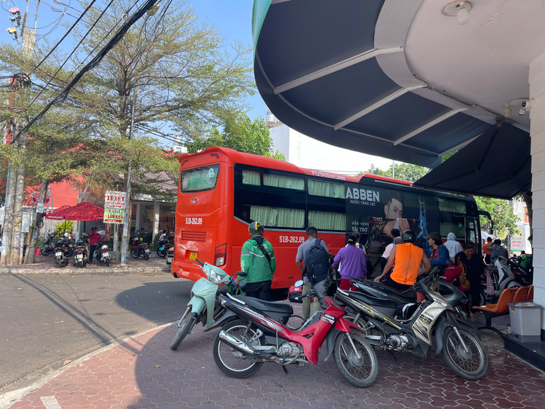 Văn phòng Phương Trang chỉ cách bến xe vài trăm mét nhưng lại đón trả khách tại đây mà không vào bến.