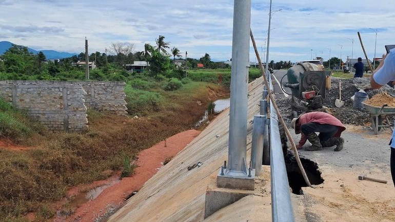 Công nhân đang thi công vị trí hàm ếch.