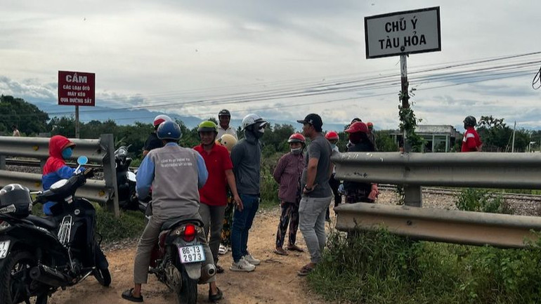 Tại lối đi tự mở có biển cảnh báo