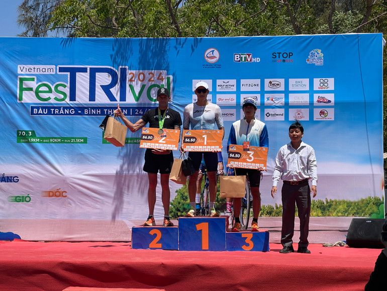 Ban Tổ chức trao giải cho các vận động viên có thành tích tốt nhất