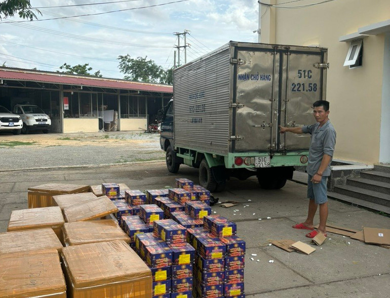 Đối tượng cùng với phương tiện vận chuyển và thuốc nổ.