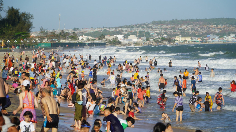 Du khách tắm biển Đồi Dương.