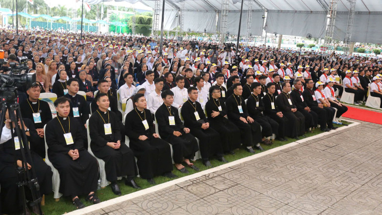 Nhiều giáo dân tham dự lễ