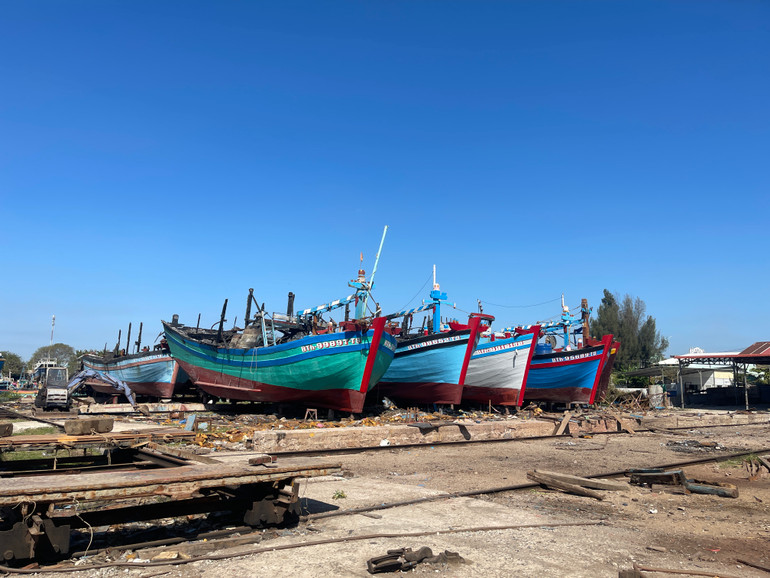 Những chiếc tàu cá bị cháy vẫn đang nằm tại hiện trường