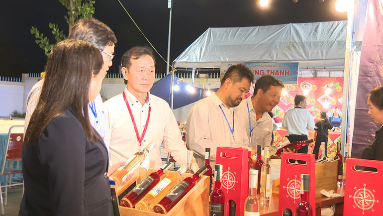 Các đại biểu, lãnh đạo tham quan hội chợ. Các đại biểu, lãnh đạo tham quan hội chợ.