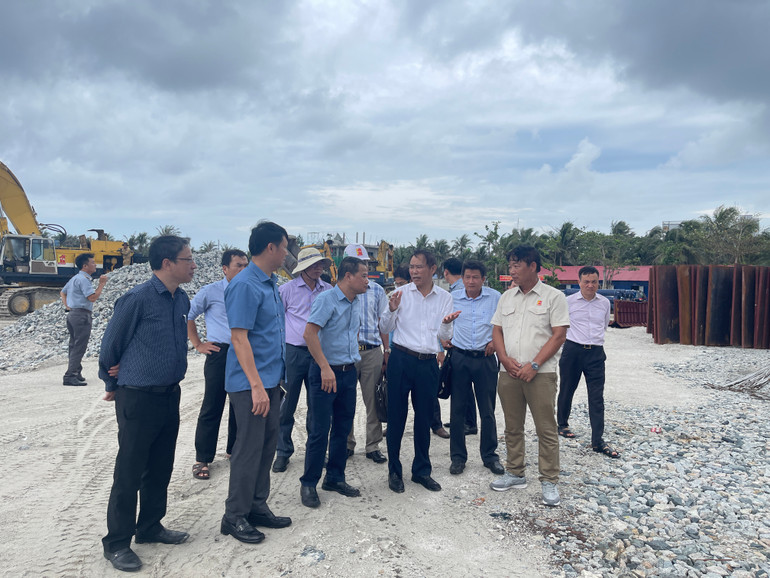 Thứ trưởng Nông nghiệp và Phát triển nông thôn Phùng Đức Tiến kiểm tra tại công trường.