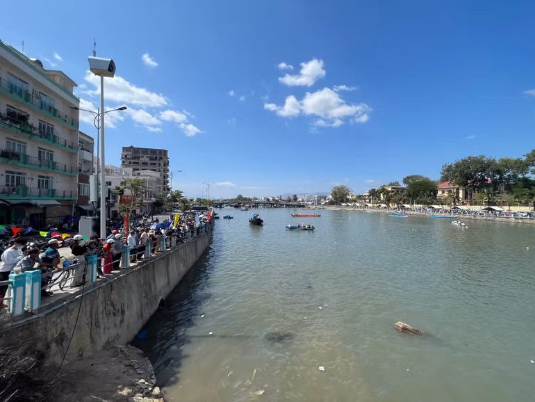 Sông Cà Ty chảy qua thành phố Phan Thiết. Sông Cà Ty chảy qua thành phố Phan Thiết.