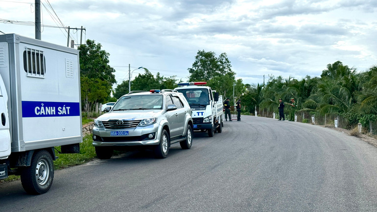 Cơ quan công an đang khám xét nhà trên đường Trần Bình Trọng, Bàu Me (xã Thiện Nghiệp).