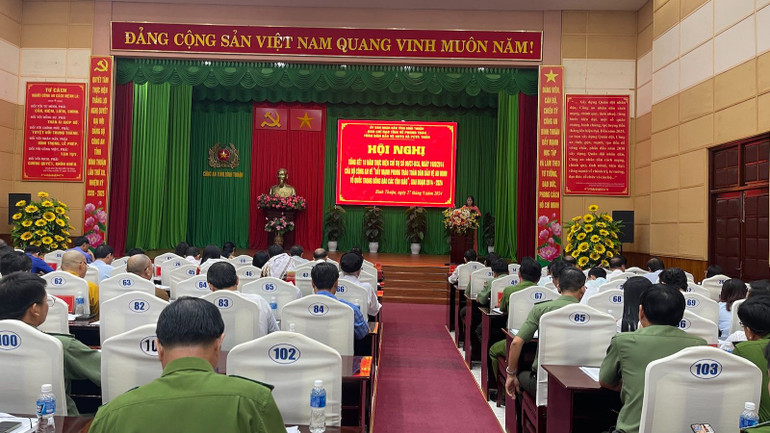 Nhiều người tham dự hội nghị.