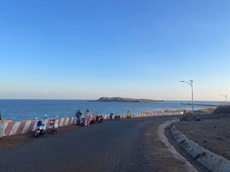 Du khách chụp hình trên đảo Phú Quý.