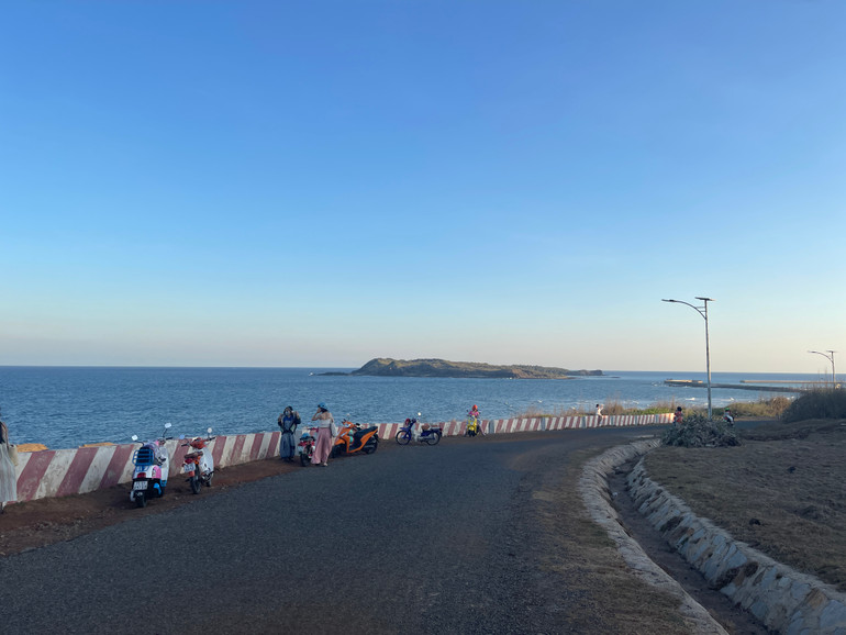 Du khách chụp hình trên đảo Phú Quý.