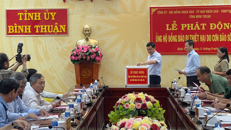 Bí thư Tỉnh ủy Bình Thuận Nguyễn Hoài Anh ủng hộ tại buổi lễ Bí thư Tỉnh ủy Bình Thuận Nguyễn Hoài Anh ủng hộ tại buổi lễ