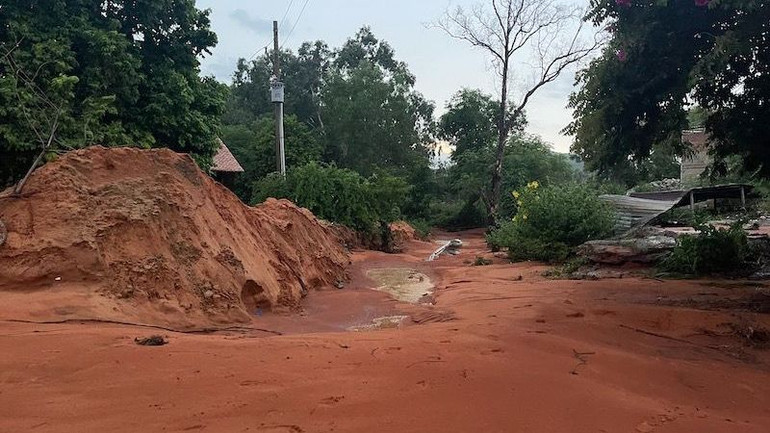 Lũ cát đỏ lại xuất hiện tại Bình Thuận, một người bị cuốn trôi hơn 300m ảnh 1