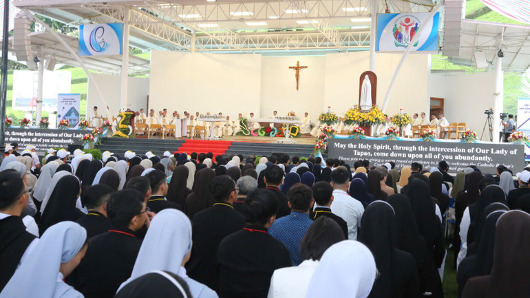 Nhiều người tham gia lễ kỷ niệm