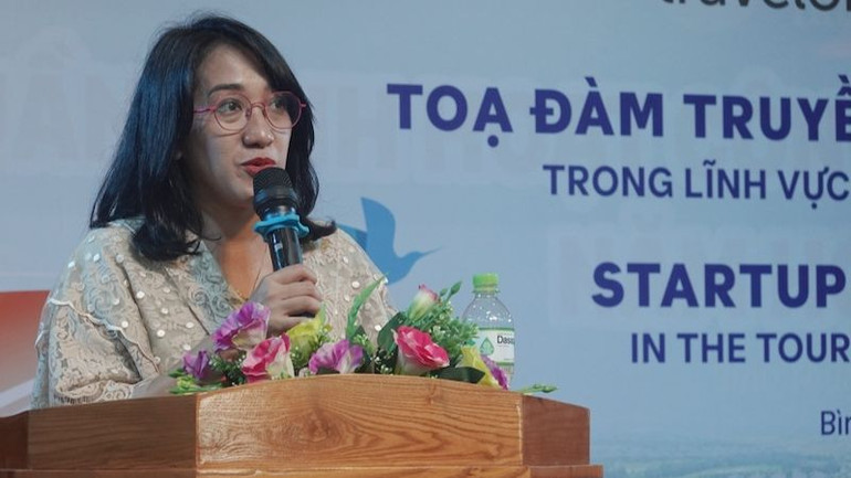 Bà Widya Listyowulan, Phó Chủ tịch phụ trách Chính sách Công và Quan hệ Chính phủ của Traveloka, trình bày nội dung “Công nghệ dẫn lối du lịch: Sáng tạo tương lai, kiến tạo sự nghiệp trong lĩnh vực du lịch thông minh”.