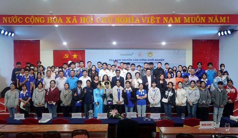 Các diễn giả, sinh viên chụp hình lưu niệm.