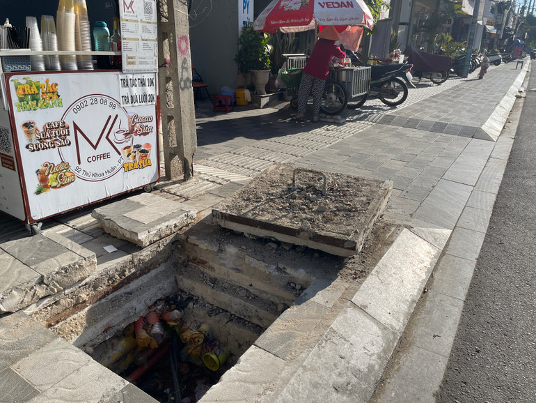 Nhiều hố ga sâu gần 1m rất nguy hiểm vào ban đêm.