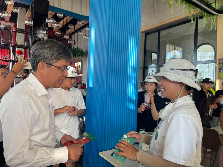 Ông Nguyễn Minh, Phó Chủ tịch Uỷ ban nhân dân tỉnh Bình Thuận lì xì cho du khách lưu trú tại resort K-Town vào mùng 1 Tết Nguyên đán Giáp Thìn