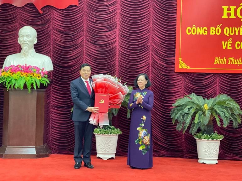 Đồng chí Trương Thị Mai, Ủy viên Bộ Chính trị, Thường trực Ban Bí thư Trung ương Đảng, Trưởng Ban Tổ chức Trung ương Đảng tặng hoa cho đồng chí Nguyễn Hoài Anh, Bí thư Tỉnh ủy Bình Thuận.