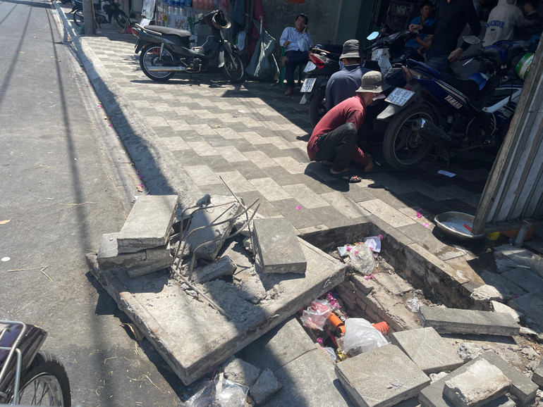 Những tảng đá được đặt "lộn xộn" trên tuyến đường.