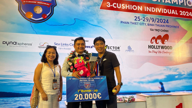 Tay cơ Trần Thanh Lực chụp hình lưu niệm