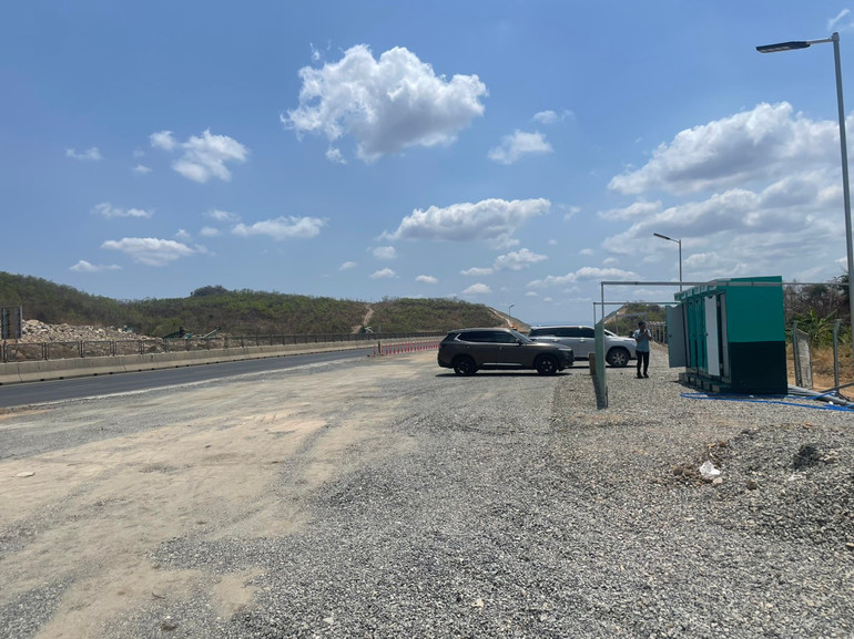 Vị trí này có diện tích hơn 4.000m2 để các phương tiện có thể dừng đậu được. Tại đây, có 6 buồng vệ sinh cho người dân sử dụng.