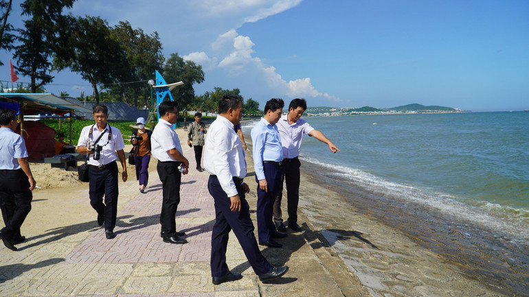 Đồng chí Nguyễn Hoài Anh, Bí thư Tỉnh ủy Bình Thuận khảo sát công viên Đồi Dương.