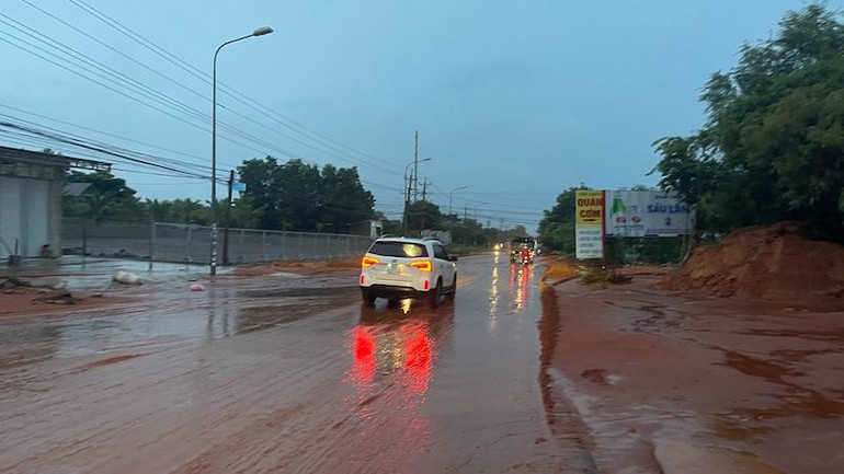 Ngày thứ ba liên tiếp, lũ cát xuất hiện tại vị trí này.