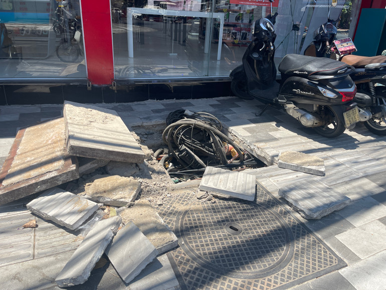 Đơn vị thi công để ngổn ngang từng viên gạch.