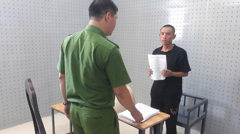 Công an huyện đang hỏi tội phạm.