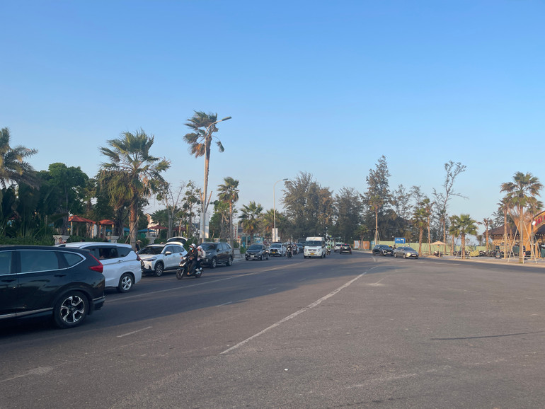 Nhiều ô-tô từ các tỉnh, thành phố đến tỉnh Bình Thuận