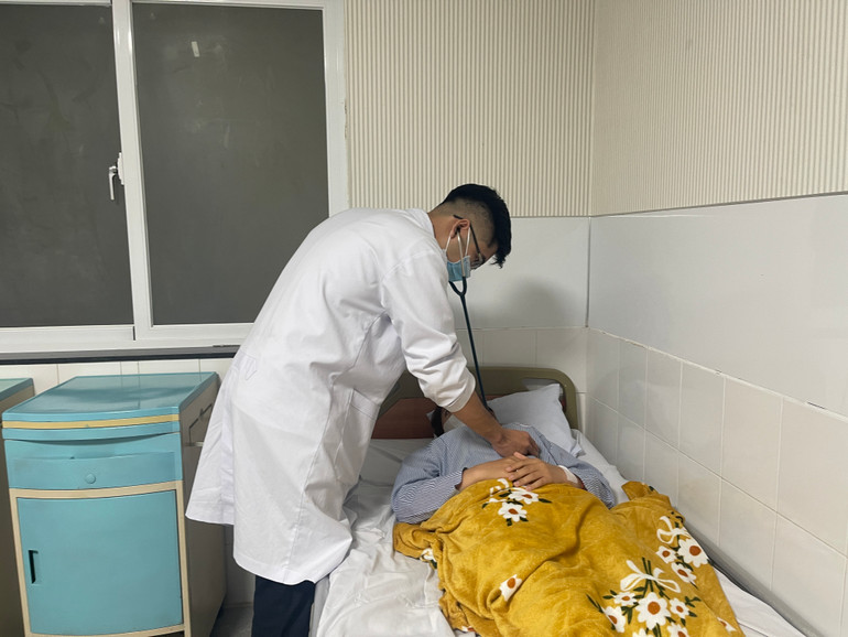 Đến sáng 28/7, các bác sĩ vẫn đang tiếp tục điều trị cho bệnh nhân bị ngộ độc.