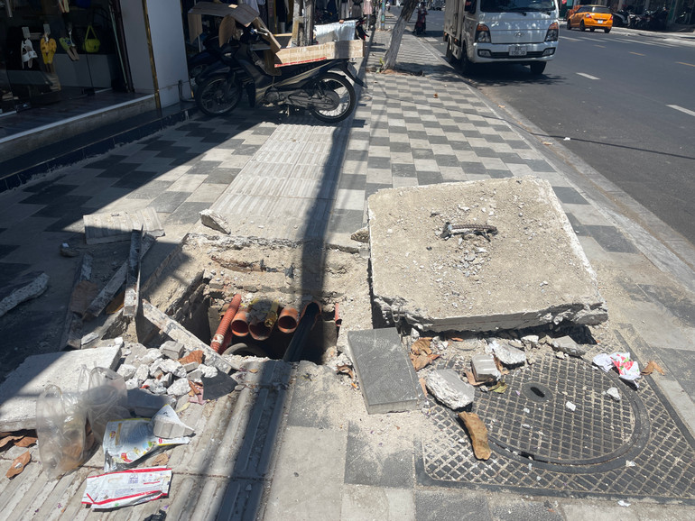 Công nhân đào lên để gạch ảnh hưởng đến kinh doanh, cuộc sống người dân.