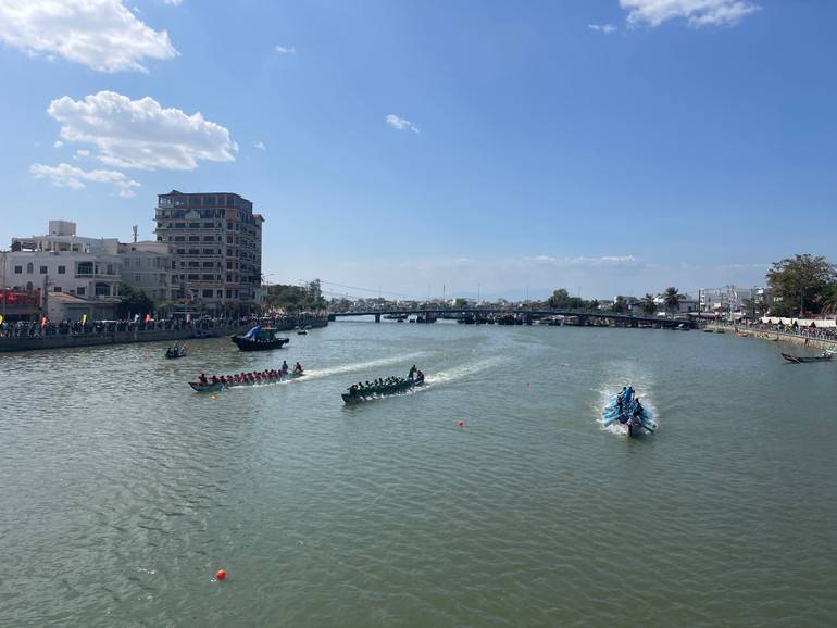 Các đội đua tranh tài các cuộc thi