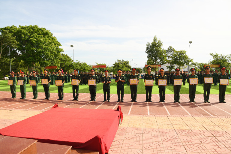 Khen thưởng các chiến sĩ có thành tích tốt.