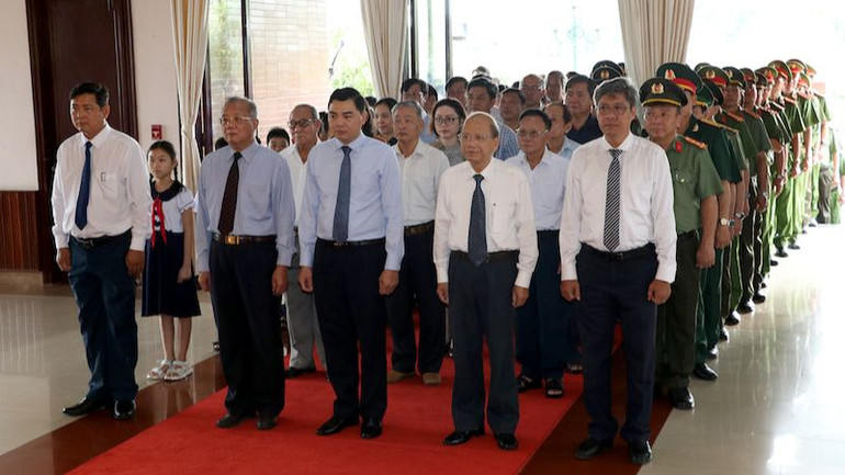 Các lãnh đạo tỉnh viếng Chủ tịch Hồ Chí Minh và các Anh hùng liệt sĩ.