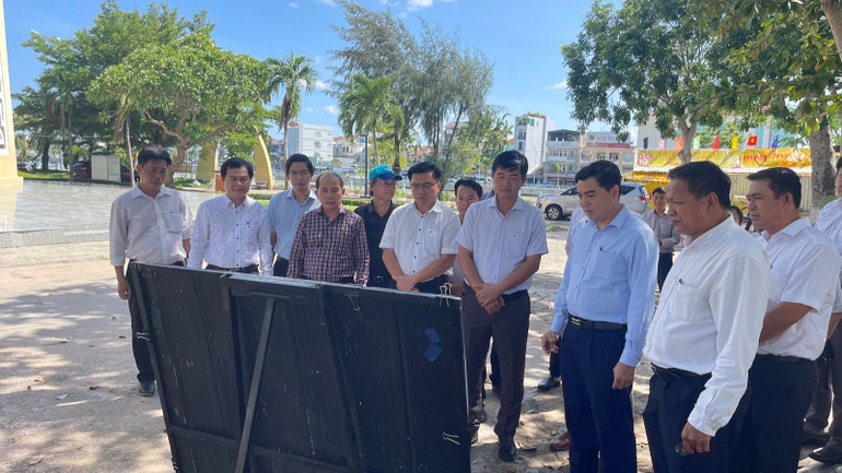 Khuôn viên tháp nước đã xuống cấp, sớm sửa chữa để chỉnh trang đô thị.