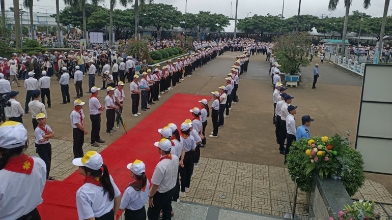 Nhiều người đứng xếp hàng làm lễ